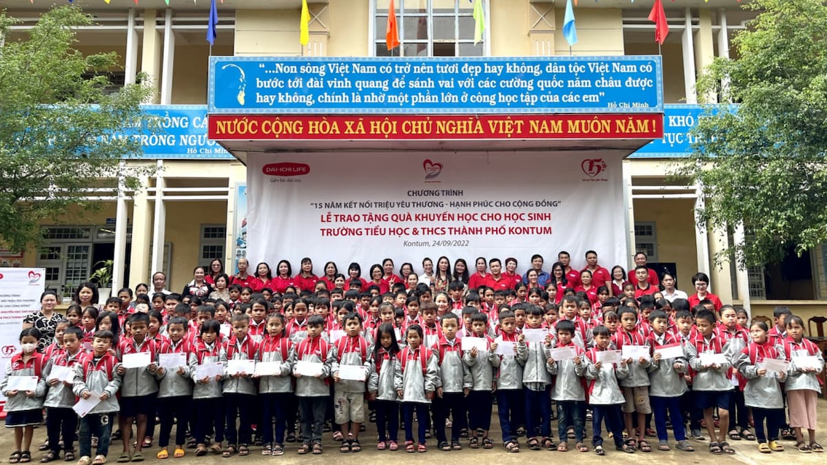 Các đại diện Quỹ Vì cuộc sống tươi đẹp của Dai-ichi Life Việt Nam đã đến thăm và trao tặng quà khuyến học cho học sinh có hoàn cảnh khó khăn tại tỉnh Kon Tum